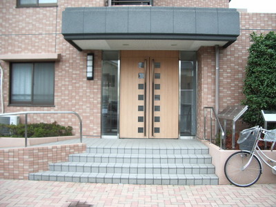Entrance. With auto lock!