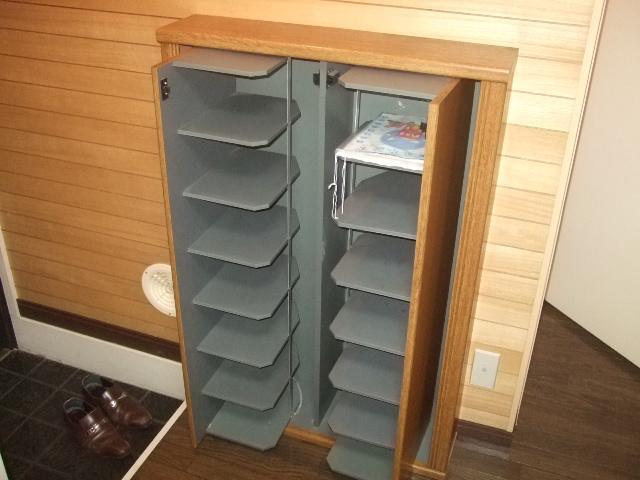 Entrance. Cupboard