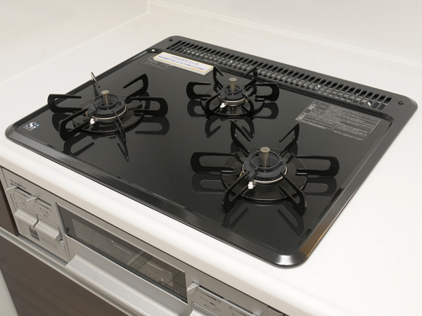Kitchen.  [Three-necked gas stove] Three-necked stove + grill type to up the efficiency of the cuisine. Equipped with safety features such as "cooking oil overheating prevention device," "forgetting to turn off fire function".