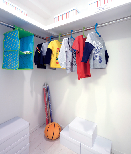 Interior.  [Walk-in cloakroom] We established the high walk-in cloak of Maeru storage capacity along with the seasonal goods such as clothing also.