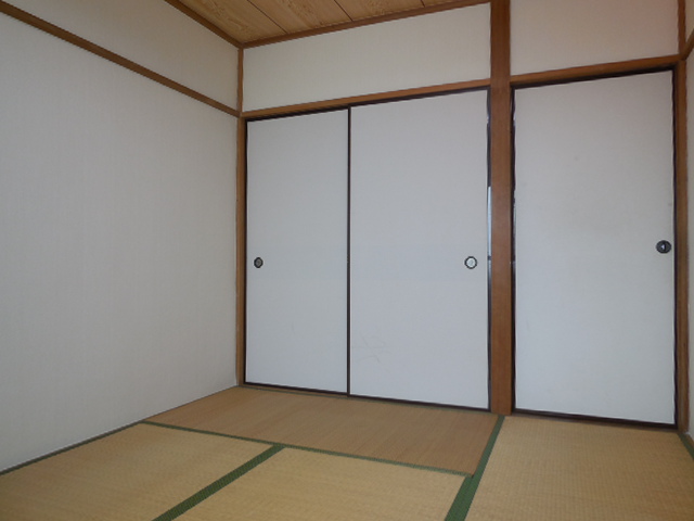 Living and room. Japanese-style room 6 tatami, Move during the tatami is new!