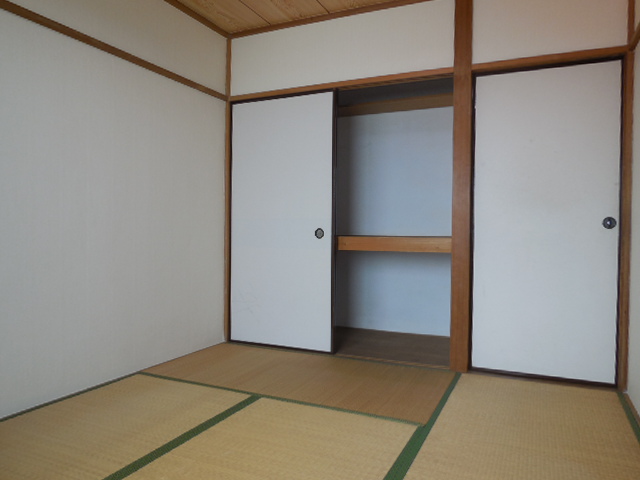 Living and room. Closet of the Japanese-style room is located between 1!