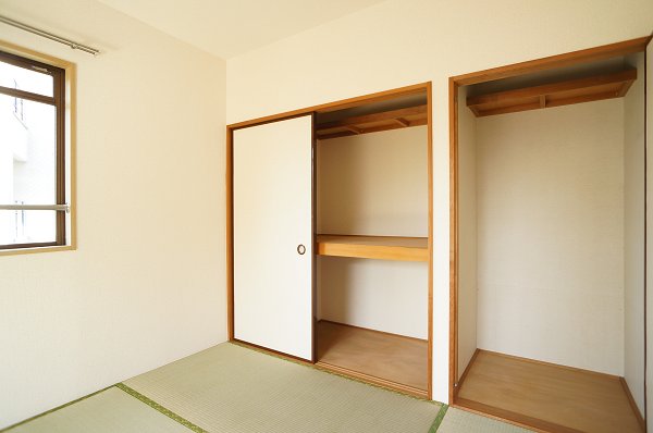 Receipt. Japanese-style room housed large capacity