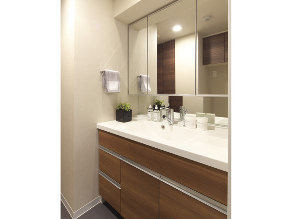 Bathing-wash room.  [Powder Room] Excellent design, Good space and easy to use. The Kagamiura there is storage space, It is very convenient for storage of small parts such as cosmetics.