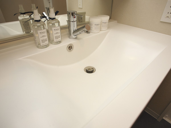 Bathing-wash room.  [Bowl-integrated counter] Counter top and sink bowl of integrally formed, There is no joint, Beautifully to look, Cleaning is easy.