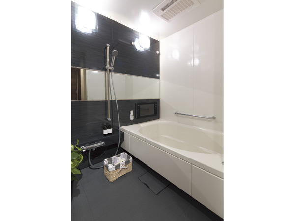 Bathing-wash room.  [Bathroom] Adopted can enjoy convenient and sitz bath Joy step bathtub. You can bathe in peace because we will also be subjected to micro-stop processing the bathtub floor.