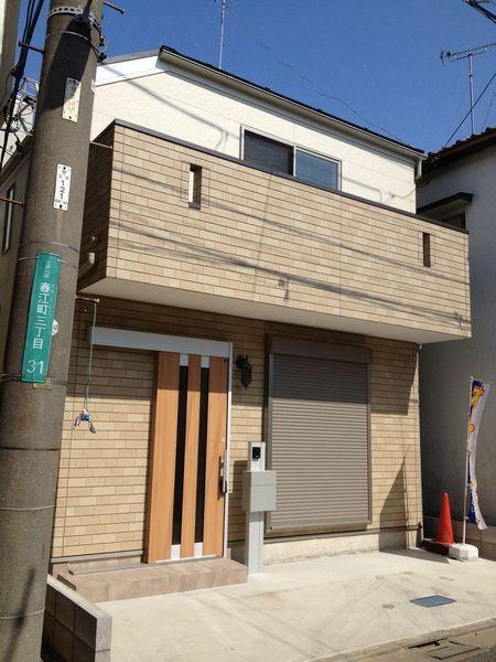 Local appearance photo.  [The appearance of the two-story]  Front is the passage of 4m. 