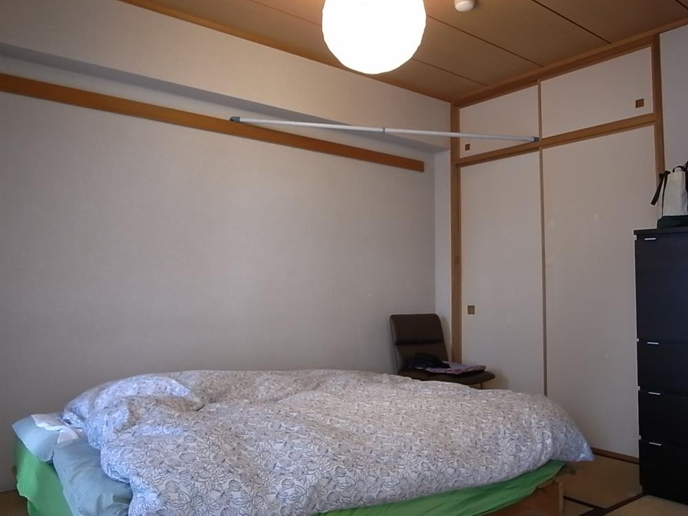 Non-living room. There is a Japanese-style room is next to the living room Bedroom ・ Drawing room ... Japanese-style room is convenient to a variety of usage is in one room since they can
