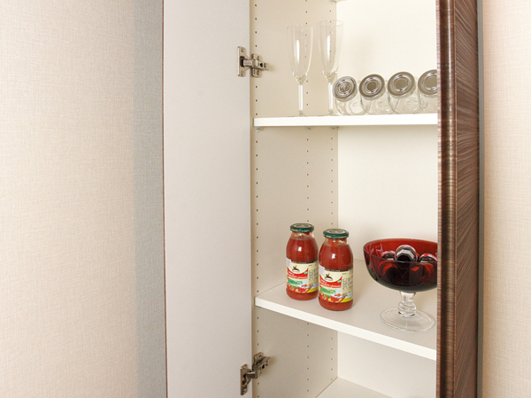 Kitchen.  [pantry] Pantry that can be used as a food warehouse. Food ・ Drinks of stock Ya, This is convenient for the kitchen supplies storage.