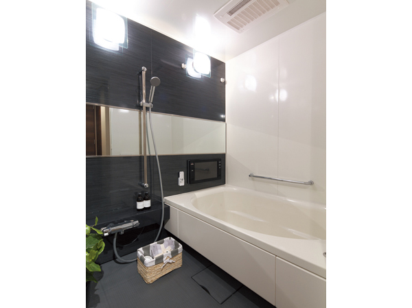 Bathing-wash room.  [Bathroom] Adopted can enjoy convenient and sitz bath Joy step bathtub. The bathtub floor you can bathe in peace are also subjected to micro-stop processing.