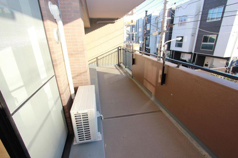 Balcony. Breadth of the balcony of the depth of about 2 meters room