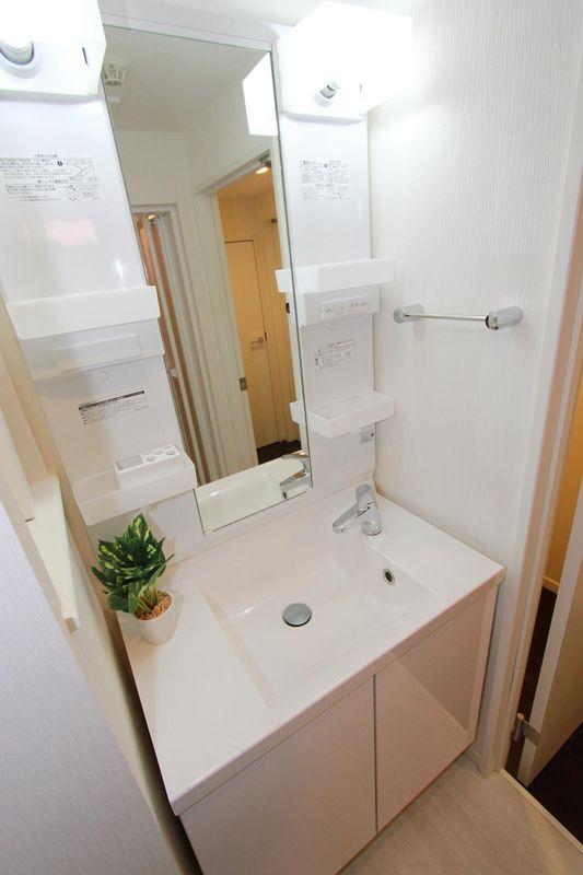 Wash basin, toilet. Wash basin