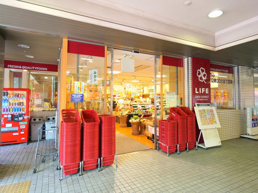 Supermarket. Since the 550m super to life Shinozaki shop is in the station building, It is also easily drop in after work. 