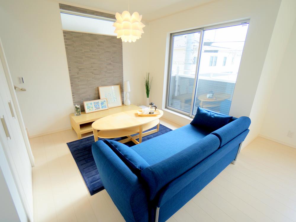 Living.  ■ 3 seater sofa also of clear living ■ Pour the sunlight from the large windows of the south