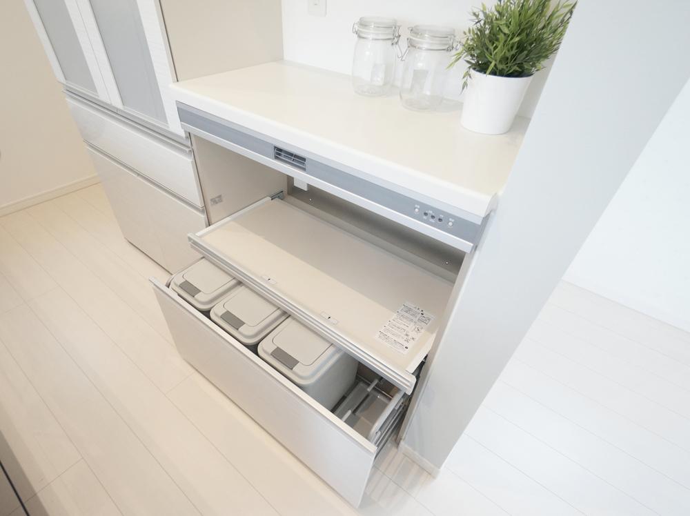 Kitchen.  ■ Consumer electronics storage cupboard of 180cm width standard installation  ■ Neat kitchen and hide the trash
