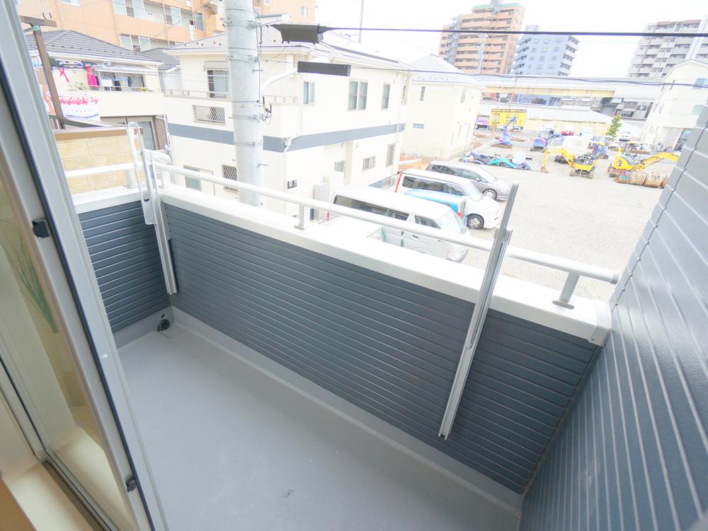 Balcony. Balcony spread the 25 percent depth than a typical ready-built house. Precisely because south road, The laundry is the best of the space.