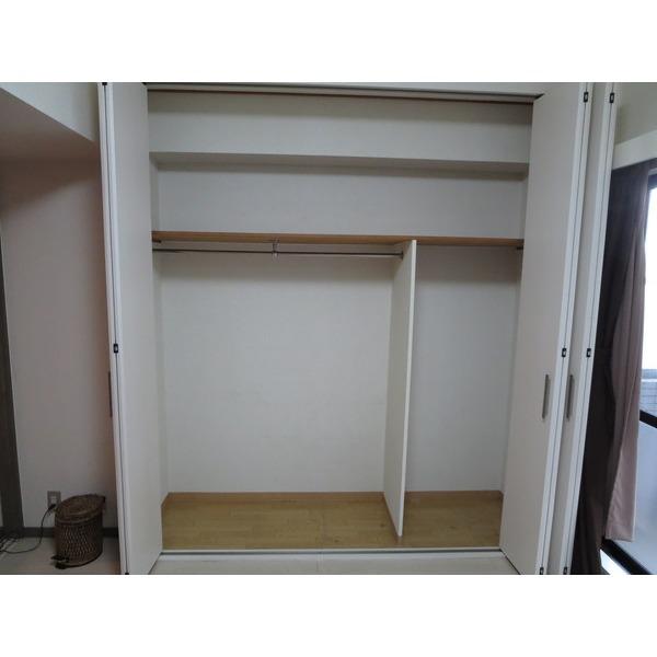 Receipt. This storage capacity a lot is equipped with a pole.