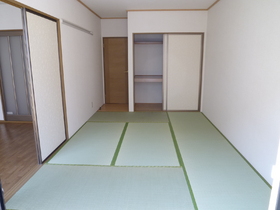 Living and room. Japanese-style closet between 1