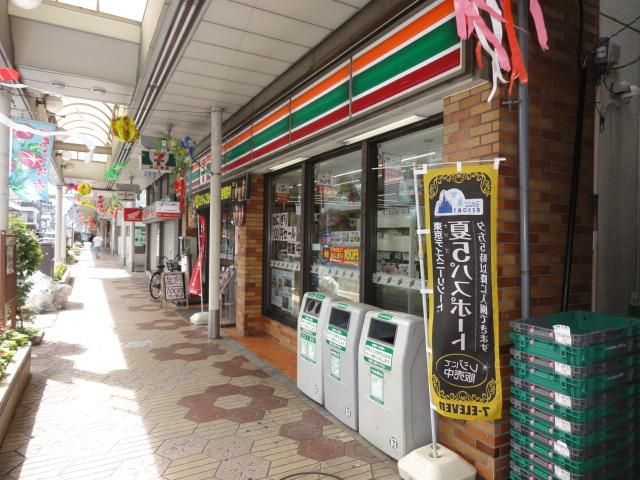 Convenience store. 210m to Seven-Eleven (convenience store)