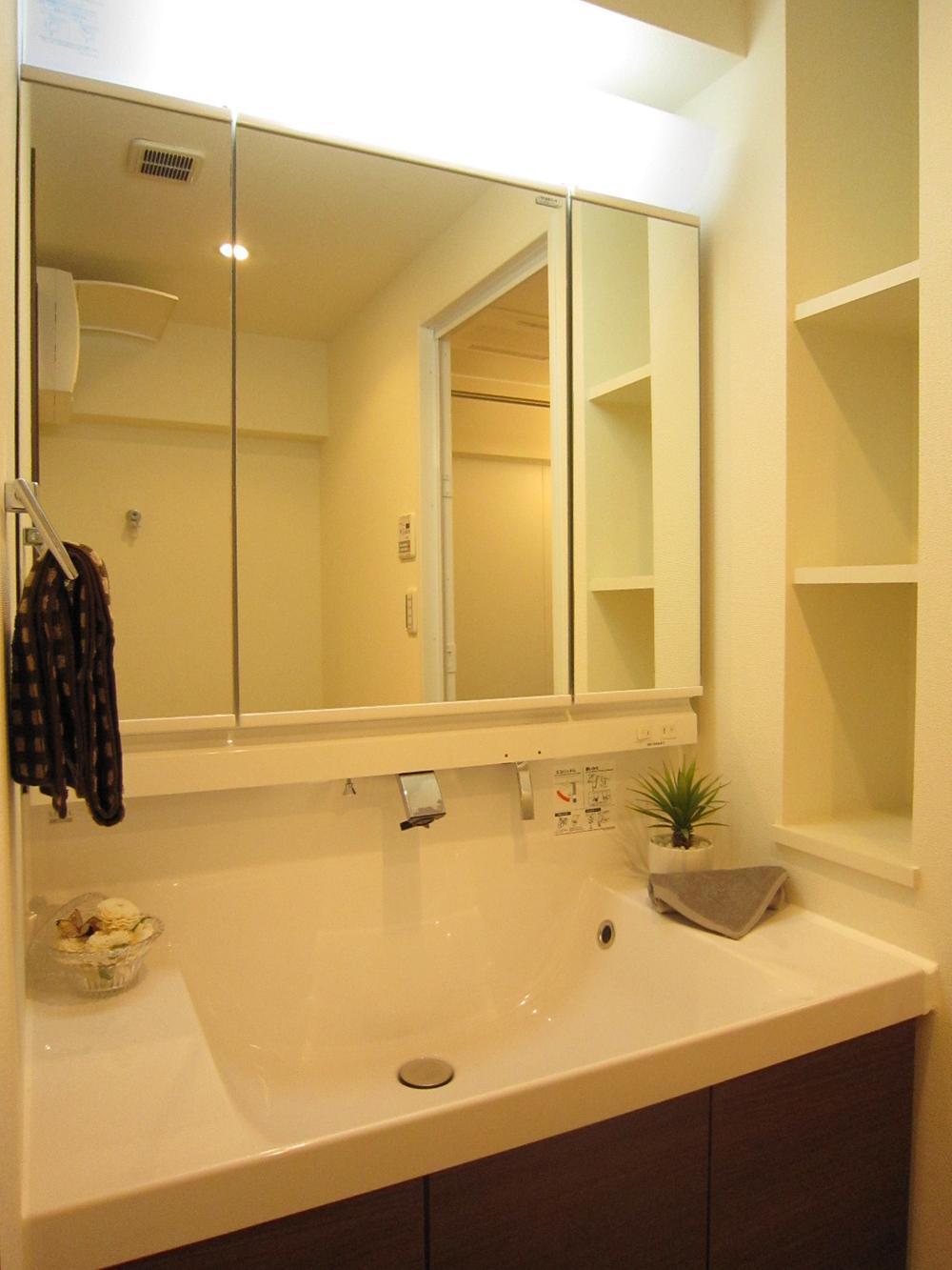 Wash basin, toilet. Indoor (11 May 2013) Shooting