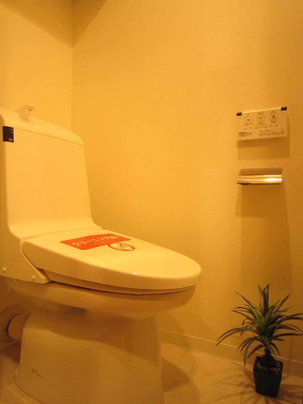 Toilet. Indoor (11 May 2013) Shooting