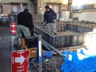 Local appearance photo. Ground survey, Columnar improvement work is completed, It is the foundation work. Completion of framework is the end of the year plans. It will be easy to understand the building of the image and can skeleton. 