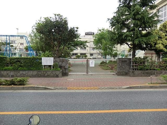 Primary school. 900m to Osugi elementary school