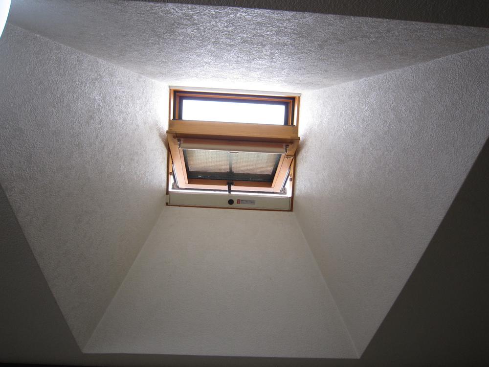 Other. It is equipped with a motorized skylight