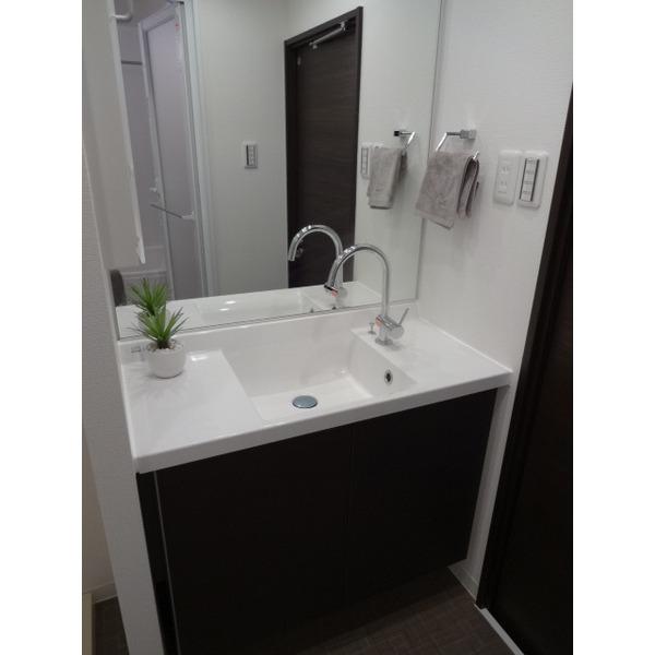 Wash basin, toilet. Wash basin