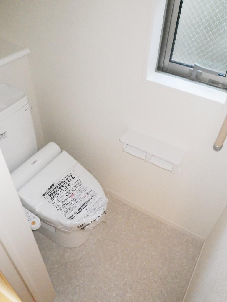 Toilet. Toilet for the S specification, Also provides handrail.