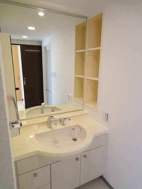 Wash basin, toilet. Indoor (11 May 2013) Shooting