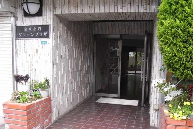 Entrance. «Station near convenient apartment»