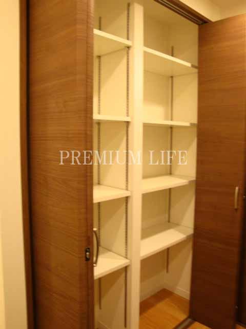 Receipt. Also equipped with storage compartment in the hallway