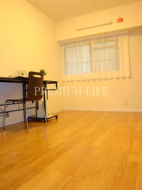 Non-living room. Also it comes with study set