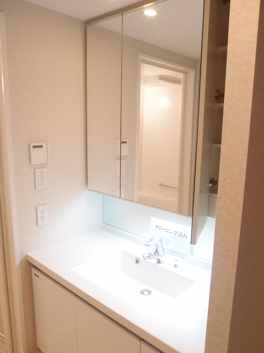 Wash basin, toilet. Wash basin