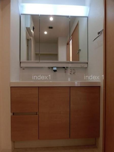 Wash basin, toilet. Convenient use shower faucet