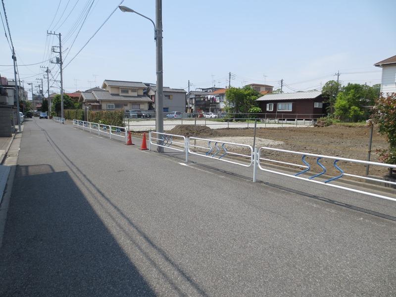 Local photos, including front road. Width about 6.8M public road Traffic volume is also low road.  Front road (June 2013) Shooting