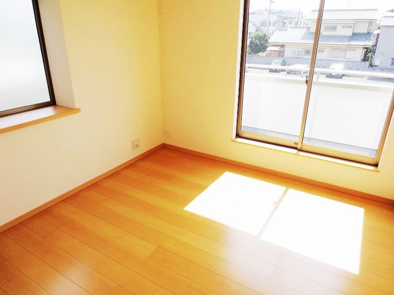 Non-living room. D Building 2 Kaiyoshitsu South side is bright because of a balcony.