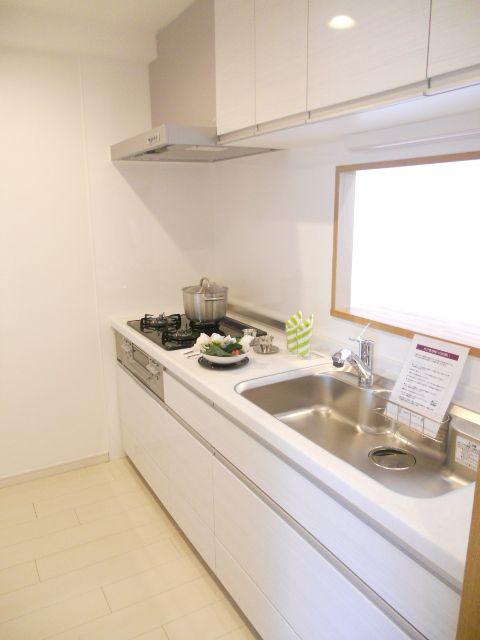 Kitchen. Popular face-to-face kitchen can enjoy conversation