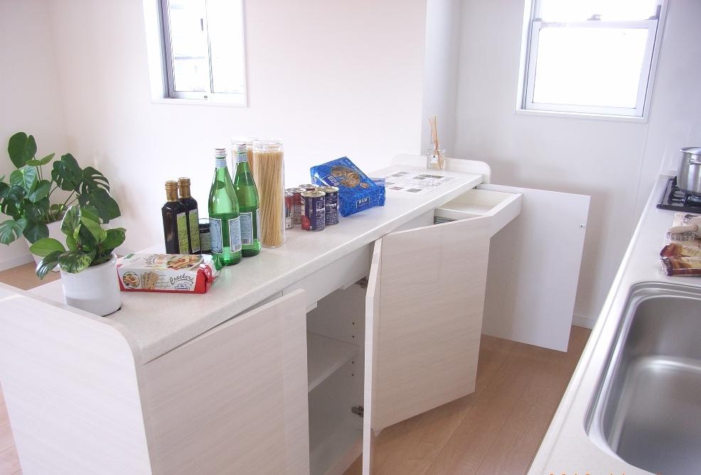 Kitchen. Easy-to-use open kitchen.