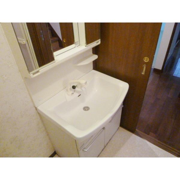 Wash basin, toilet. 1st floor Washroom