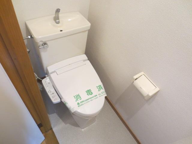 Toilet. Bidet