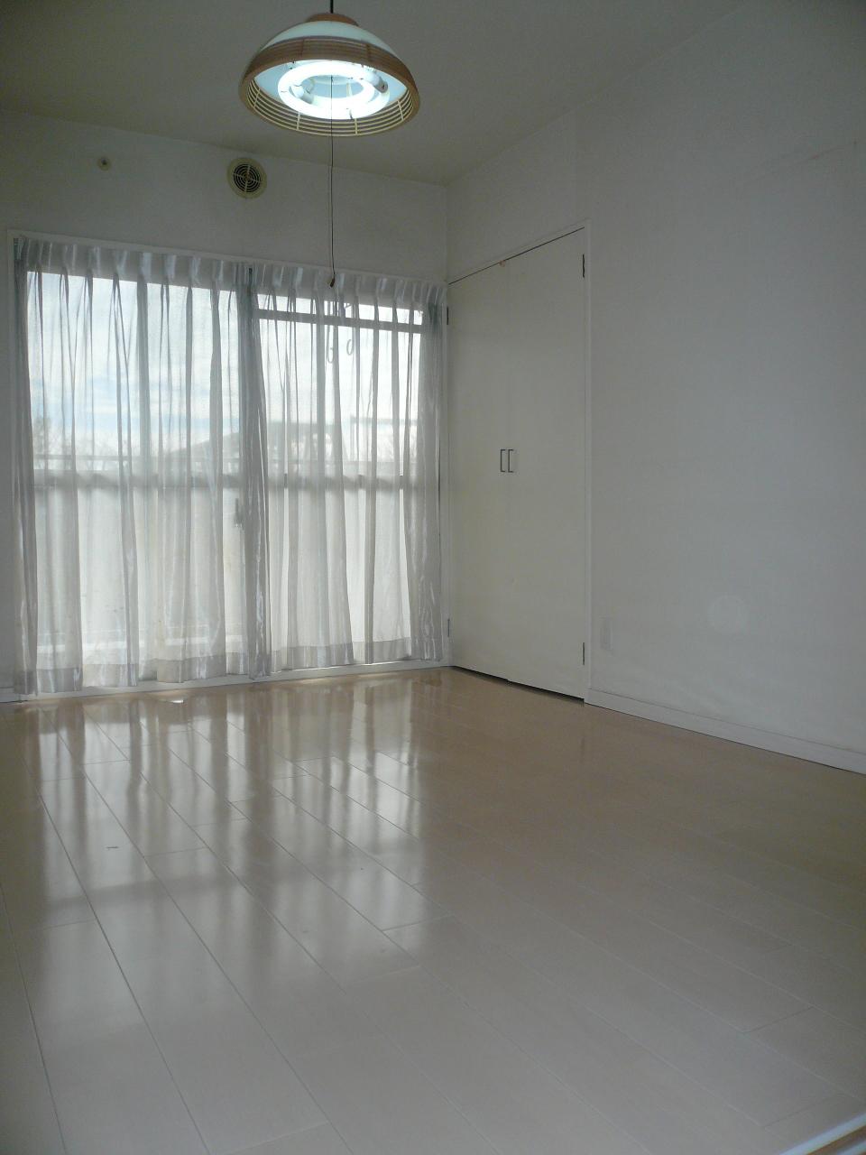 Non-living room. Indoor (12 May 2013) Shooting