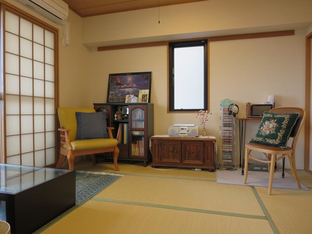 Non-living room. Japanese-style room is also a pre-renovation! Dihedral is daylight bright rooms
