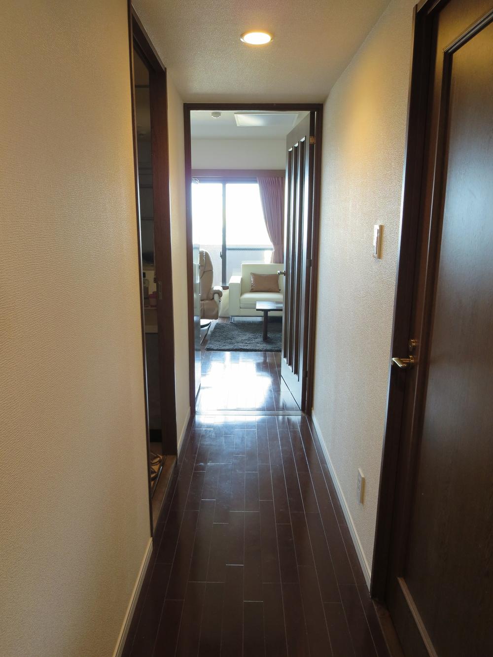 Other introspection. Hallway from the entrance ・ Living is! Also re-covering flooring! It is bright