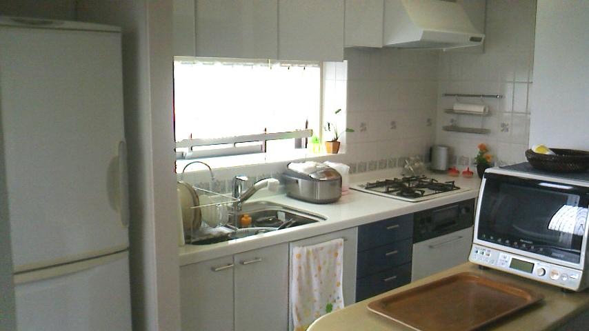 Kitchen. Bright kitchen there is a window. House cleaning is also certainly please visit the beautiful state that has been completed.