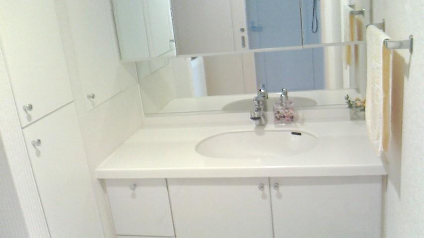 Wash basin, toilet. It is the washstand of large three-sided mirror is. House cleaning is also certainly please visit the beautiful state that has been completed.