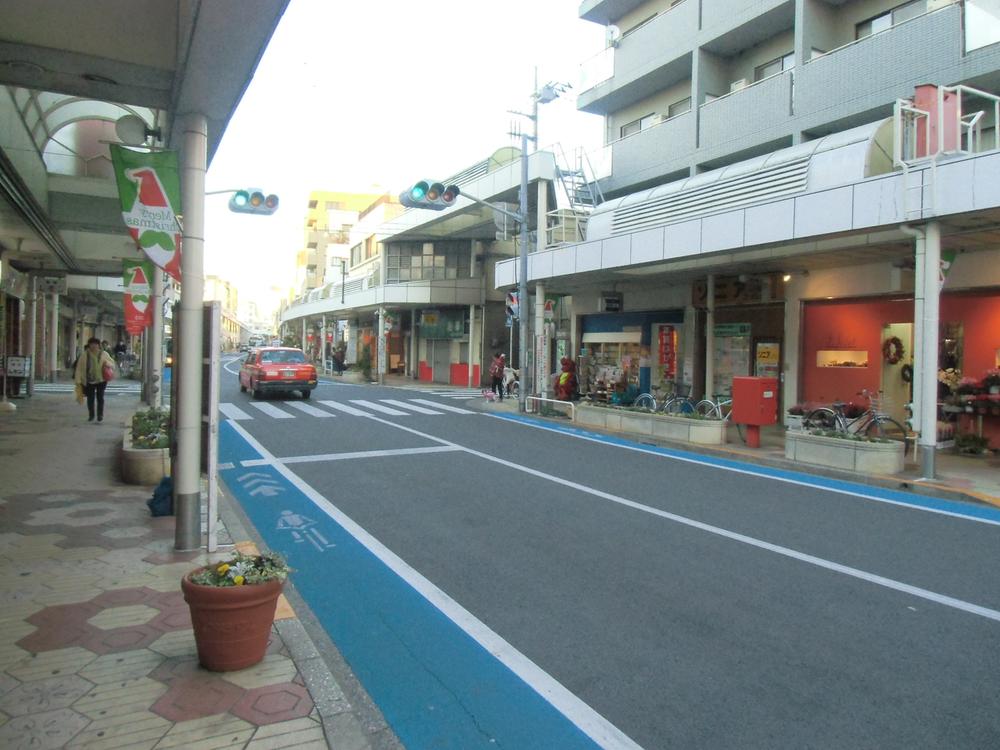Streets around.  ■ The building front is good shopping at the Flower Road (shopping street)