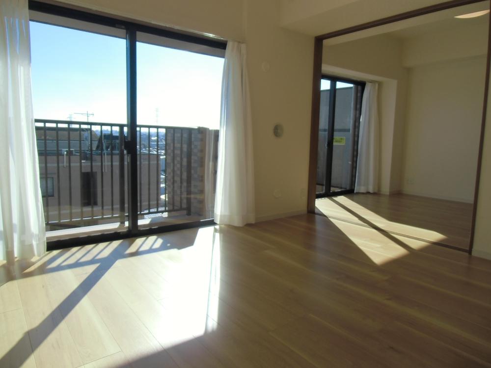 Living.  ■ South-facing bright living dining  ■ New interior renovated