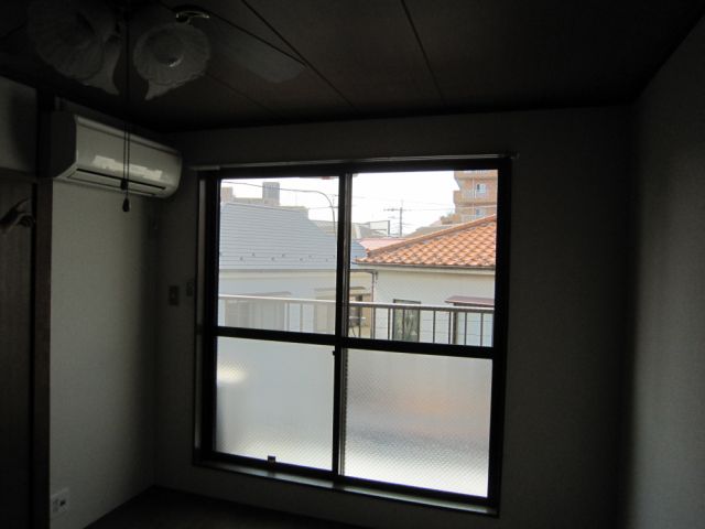 Living and room. Western-style rooms are air-conditioned, Between the flooring it is easy to arrange.